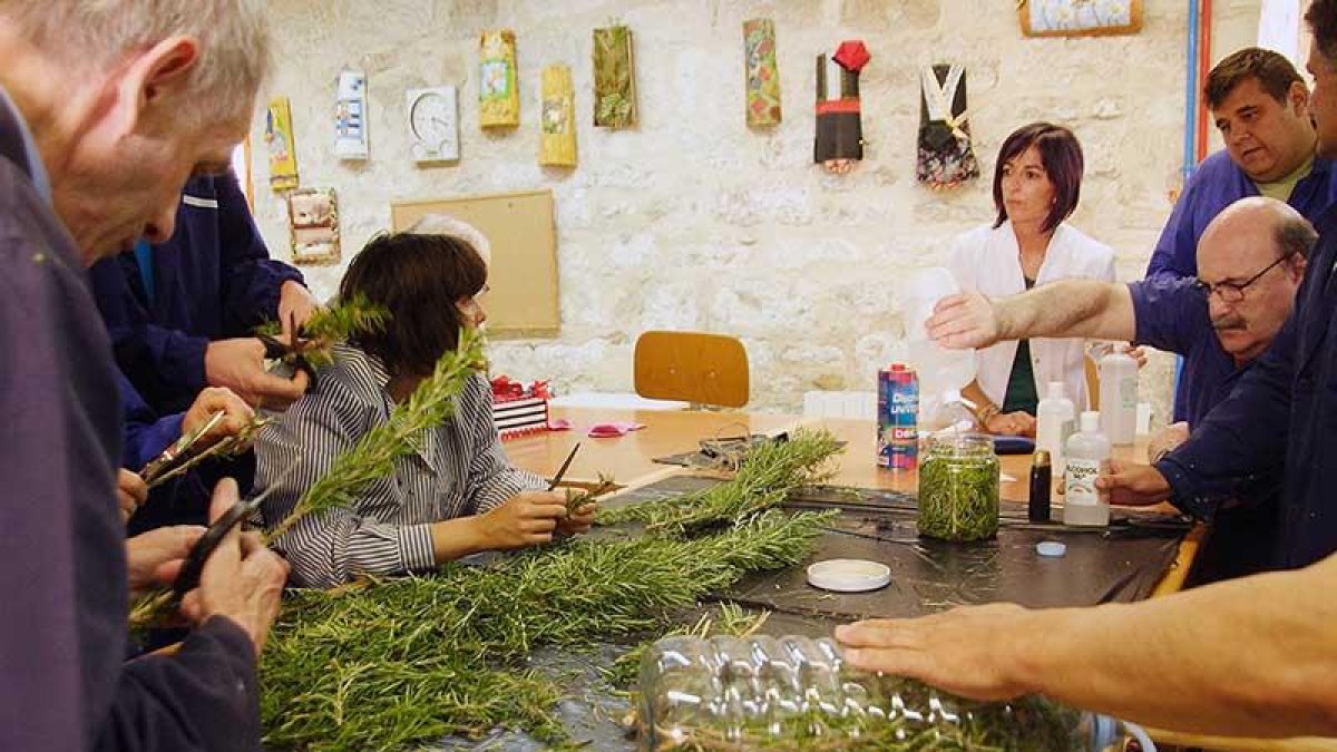 Los alumnos del Centro Ocupacional de Briviesca preparan los nuevos productos de aromaterapia.-G. G.