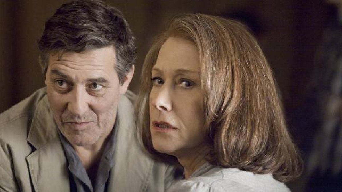 Helen Mirren, con Ciarán Hinds, en una escena de la película 'La deuda'.-