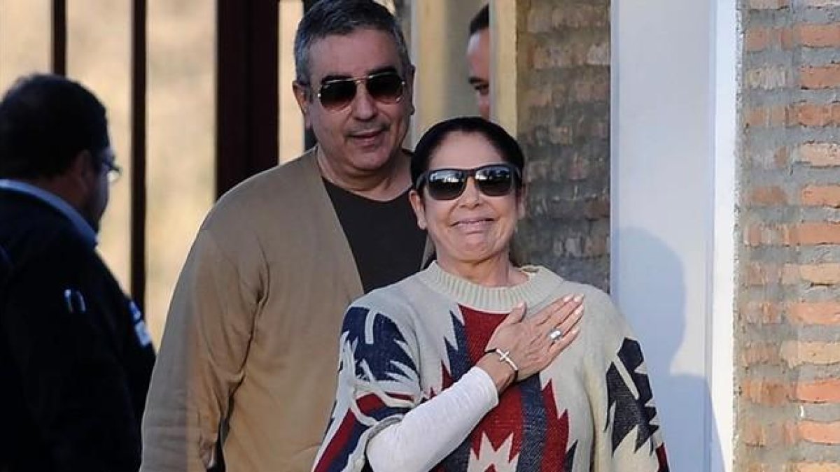 Isabel Pantoja, esta tarde, a su salida de la cárcel de Alcalá de Guadaíra (Sevilla), en su primer día de libertad condicional.-AFP / CRISTINA QUICLER