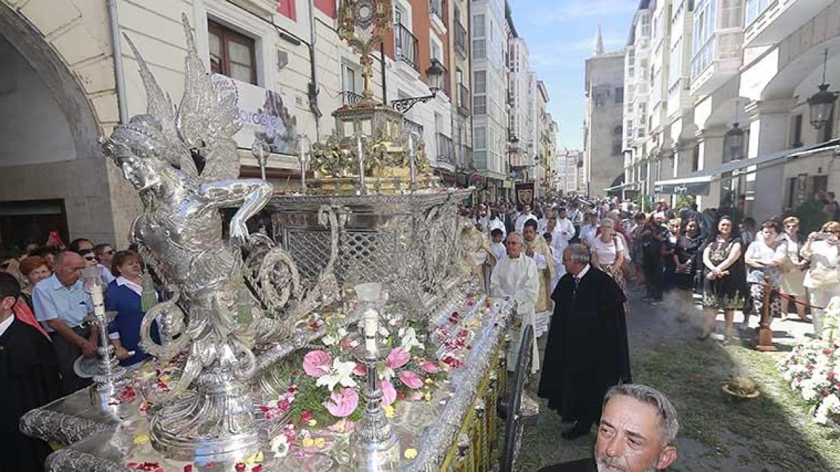 La espectacular carroza sobre la que se coloca la Custodia procesionó por las calles del centro de Burgos.-RAÚL G. OCHOA