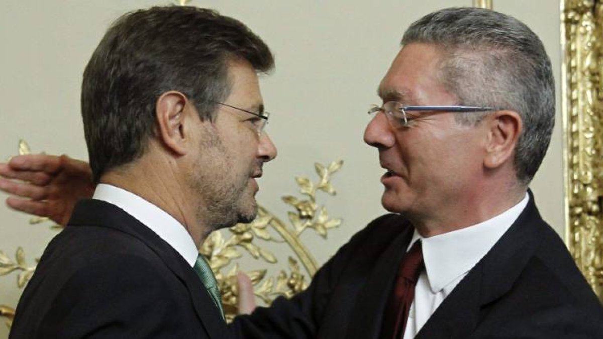 El nuevo ministro de Justicia, Rafael Catalá, recibe su cartera ministerial de manos de su antecesor en el cargo, Alberto Ruiz-Gallardón.-Foto: EFE / CHEMA MOYA