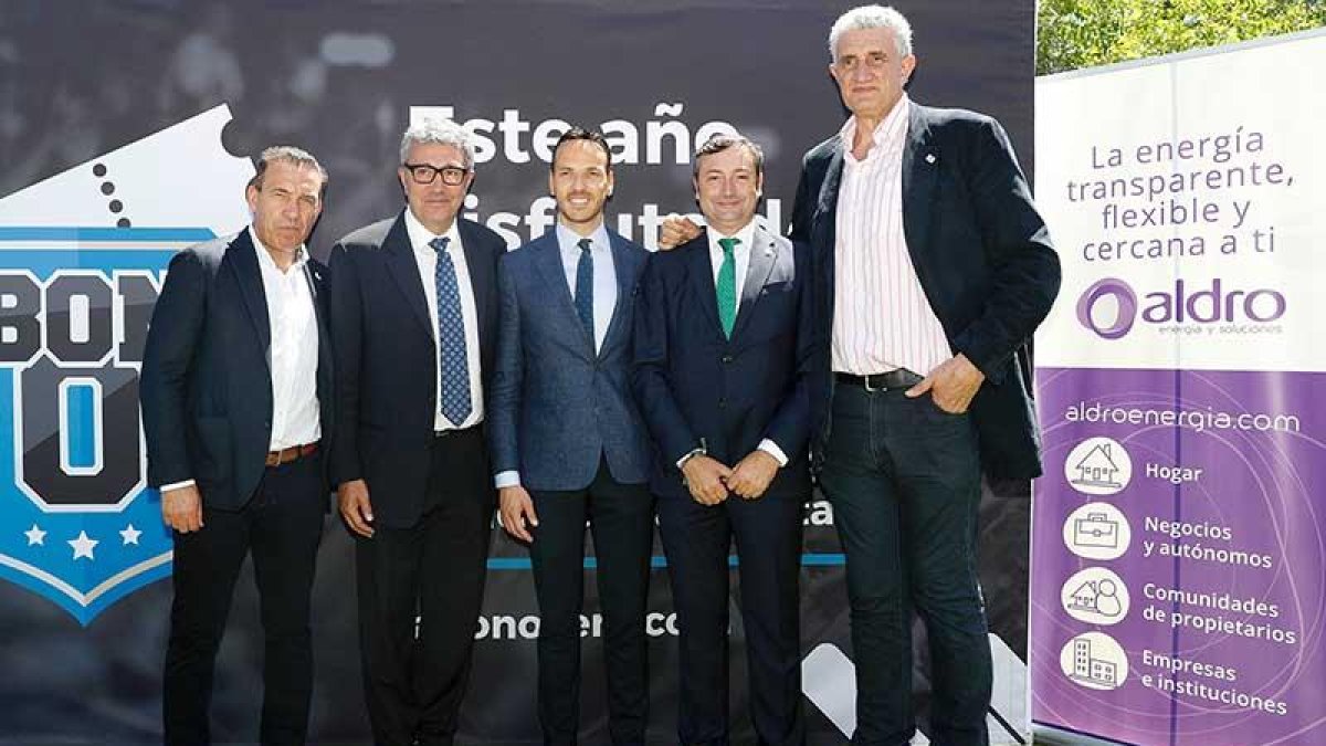 El presidente del San Pablo Burgos, Félix Sancho -en el centro- posa con los padrinos y socios de la campaña.-ECB