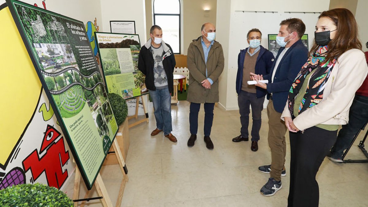 Inauguración de la exposición 'Cuidando lo verde', del Ayuntamiento y la Fundación Caja de Burgos, en el centro cívico de San Agustín. TOMÁS ALONSO