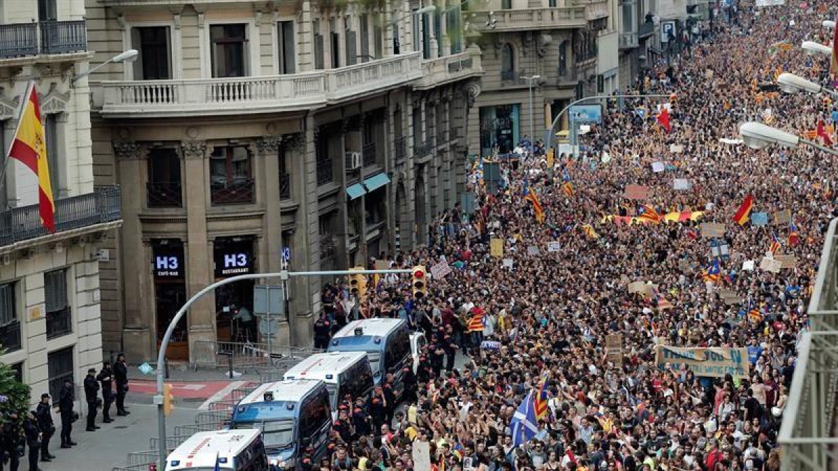 Miles de estudiantes se manifiestan por el centro de Barcelona, a su paso ante la Jefatura Superior de la Policía, custodiada por los Mossos, durante la jornada de paro, avalada por algunos sindicatos, entidades soberanistas y otras formaciones , en prote-EFE