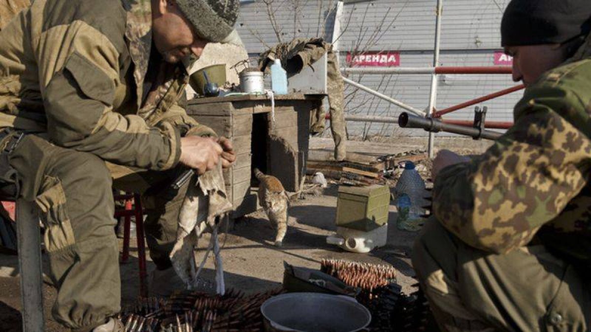 Rebeldes prorrusos en las afueras de Debaltsevo, este lunes.-Foto: AP / VADIM GHIRDA