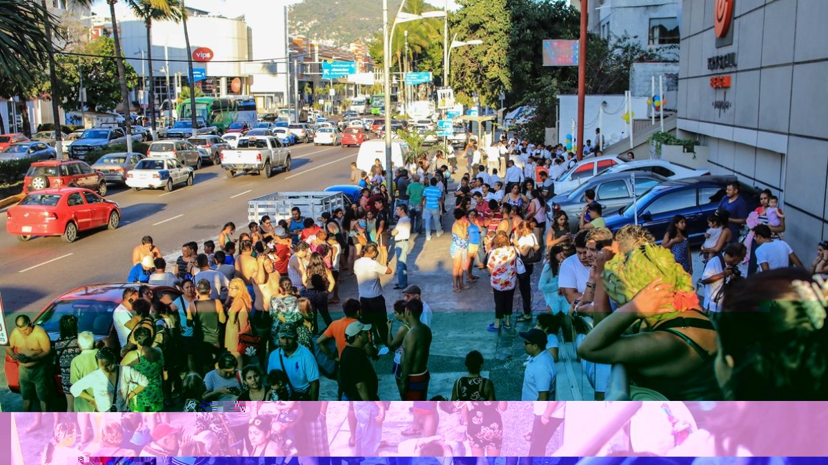 Turistas desalojados de hoteles de ciudad de México, como consecuencia del terremoto sufrido por el país. /-EFE