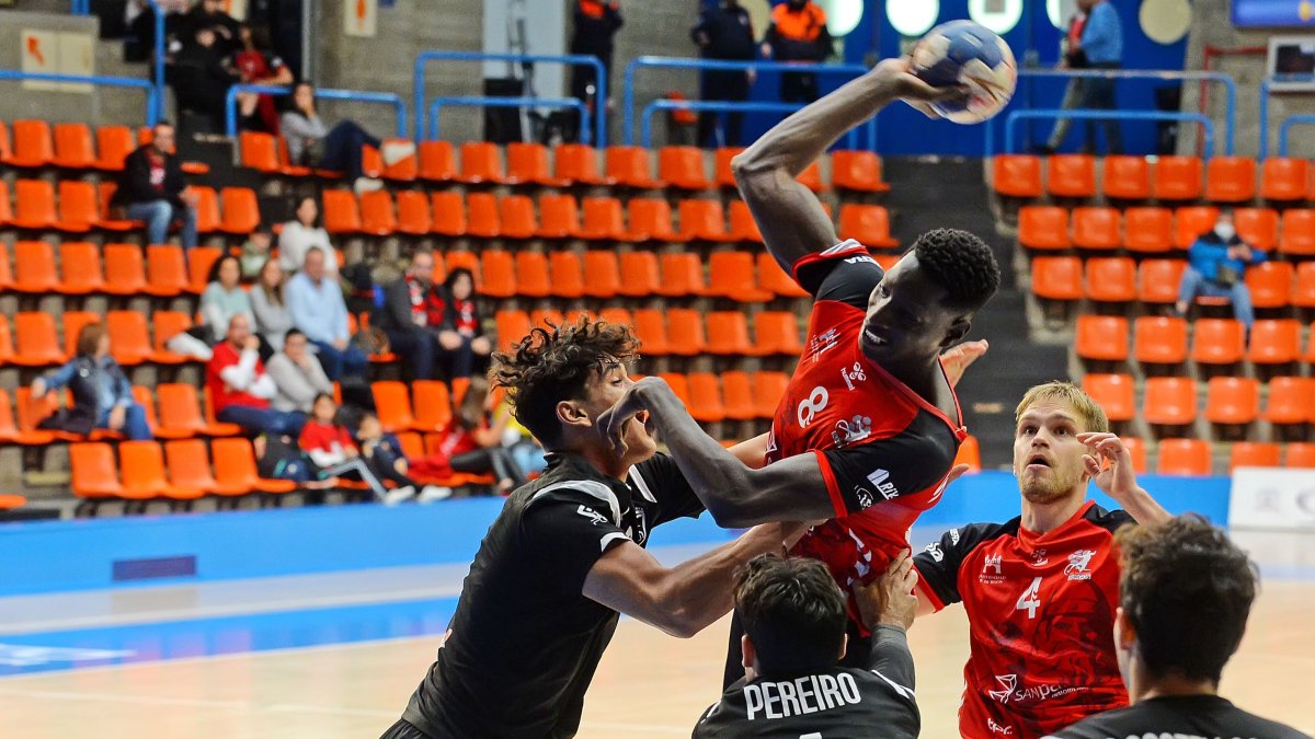 Adama Sako ante el BM Alcobendas. Tomás Alonso