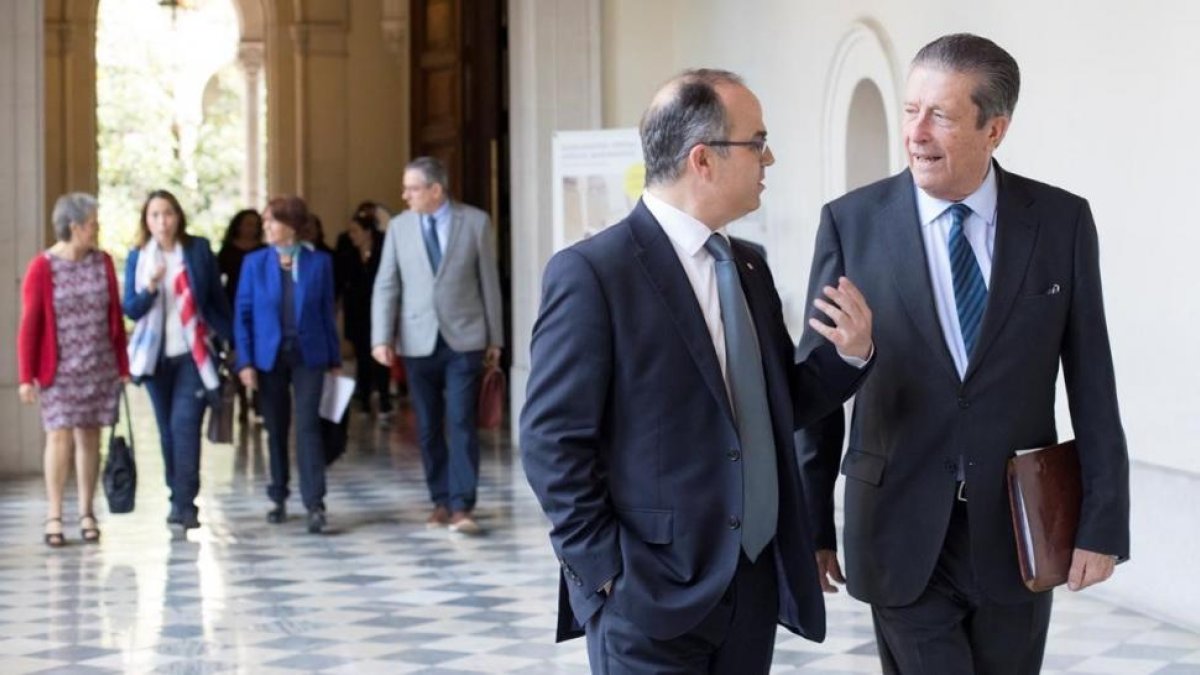 Mayor Zaragoza y Turull, antes de la presentación de la comisión independiente para la mediación y el diálogo.-EL PERIODICO (EFE / MARTA PÉREZ)