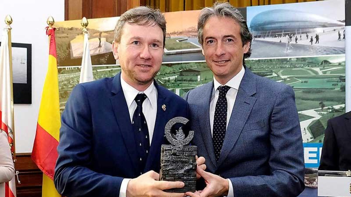 Lacalle y De la Serna en un acto de homenaje a Burgos en Santander.-