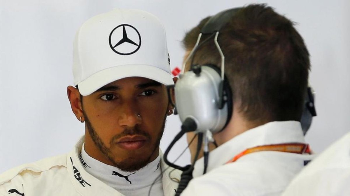 Lewis Hamilton, en el box de Mercedes en Baréin.-/ REUTERS / HAMAD I MOHAMMED