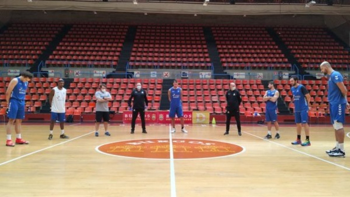 Jugadores y cuerpo técnico del San Pablo guardan un minuto de silencio antes del entrenamiento de ayer. TWITTER / @SANPABLOBURGOS