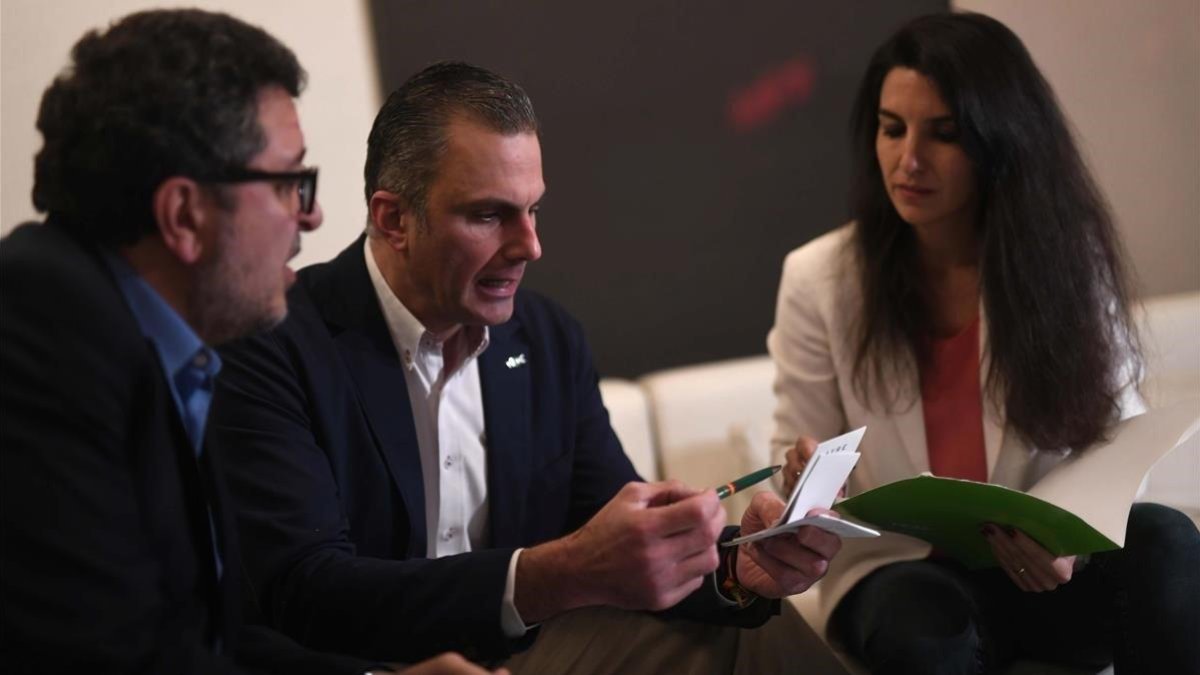 El candidato de VOX a la Presidencia de la Junta de Andalucía, Francisco Serrano, acompanado del secretario general Javier Ortega y la portavoz del Comité Electoral de VOX, Rocio Monasterio.-RAFA ALCAIDE / EFE