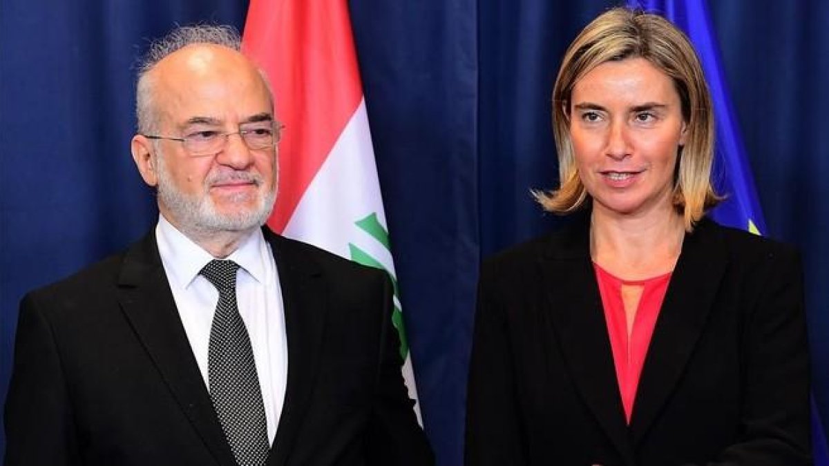 Mogherini (derecha) y el ministro de Exteriores iraquí, Ibrahim al-Jafari, tras una reunión en Bruselas, este martes.-AFP / EMMANUEL DUNAND