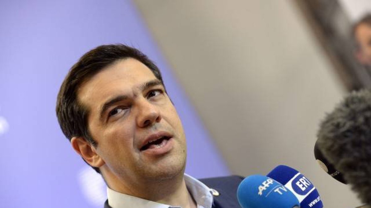 El Primer Ministro griego, Alexis Tsipras, se dirige a la prensa después de la cumbre de la Eurozona donde se ha decido los términos para el tercer rescate financiero de Grecia.-Foto: AFP / THIERRY CHARLIER