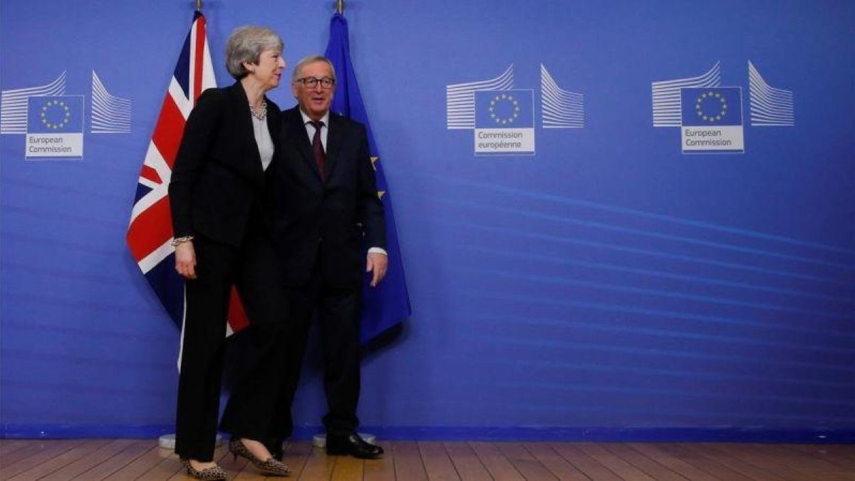 El presidente de la Comision Europea, Jean-Claude Juncker, junto a la primera ministra del Reino Unido, Theresa May, este miércoles en Bruselas.-EFE / OLIVIER HOSLET