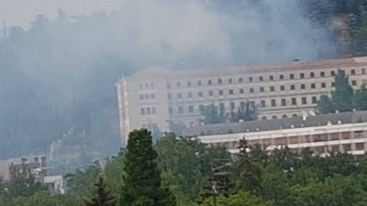 Incendio en el cerro de San Miguel detrás del hotel Abba. ECB