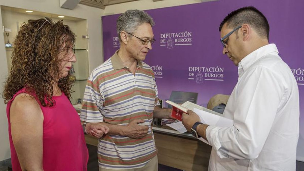Gloria Hernando y Alfonso Benito muestran el libro al diputado provincial Jorge Mínguez.-SANTI OTERO