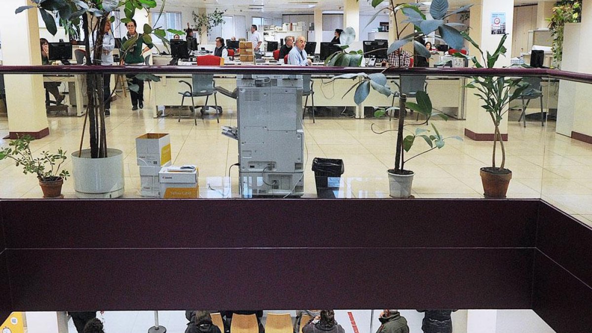 Empleados municipales en la planta superior y ciudadanos en la inferior, en la Casa Consistorial.-ISRAEL L. MURILLO