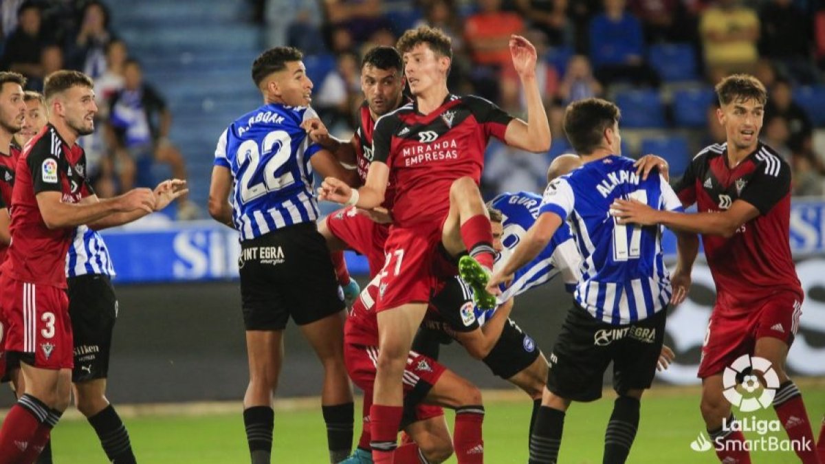 Lance del partido entre el Alavés y el Mirandés. LALIGA
