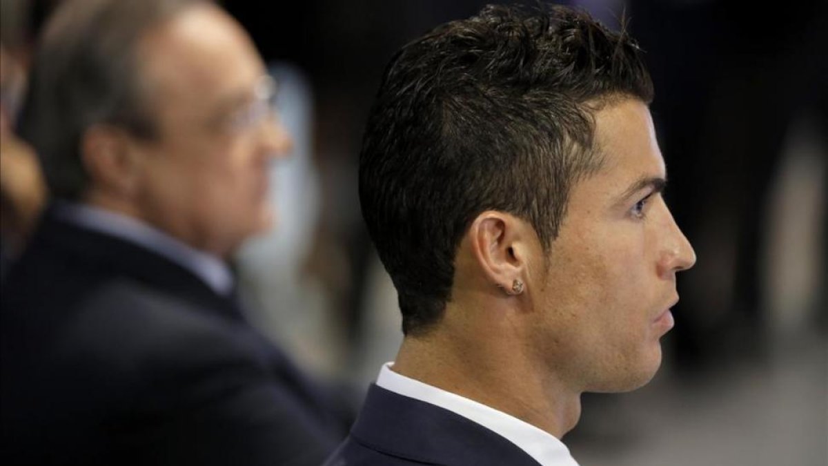 Ronaldo y Florentino, en un acto en el Santiago Bernabéu.-