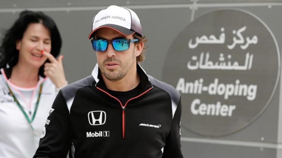 Fernando Alonso, llegando al circuito de Baréin.-AP / HASAN JAMALI