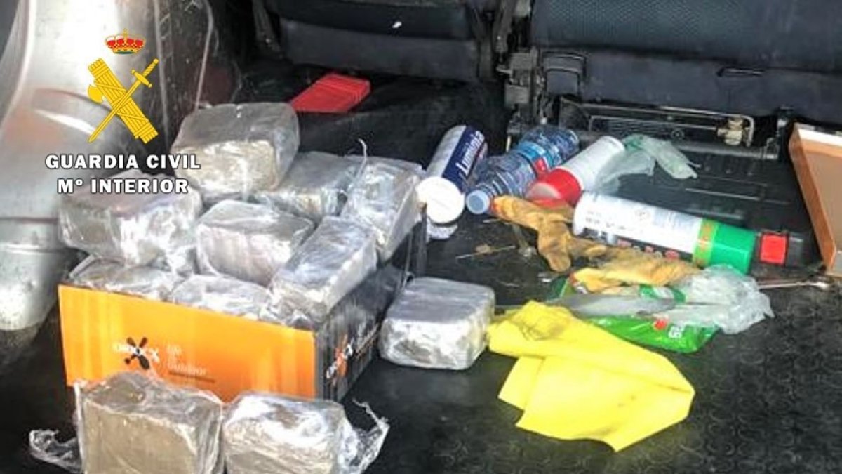 La droga estaba entre las pertenencias del detenido. ECB