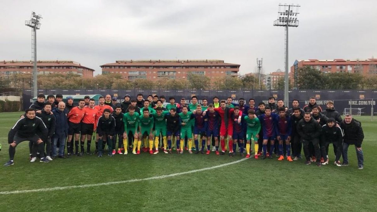 El Zhejiang Greentown de Sergi Barjuán, con el juvenil del Barça en la ciudad deportiva Joan Gamper el pasado mes de febrero.-@SERGIBARJUAN12