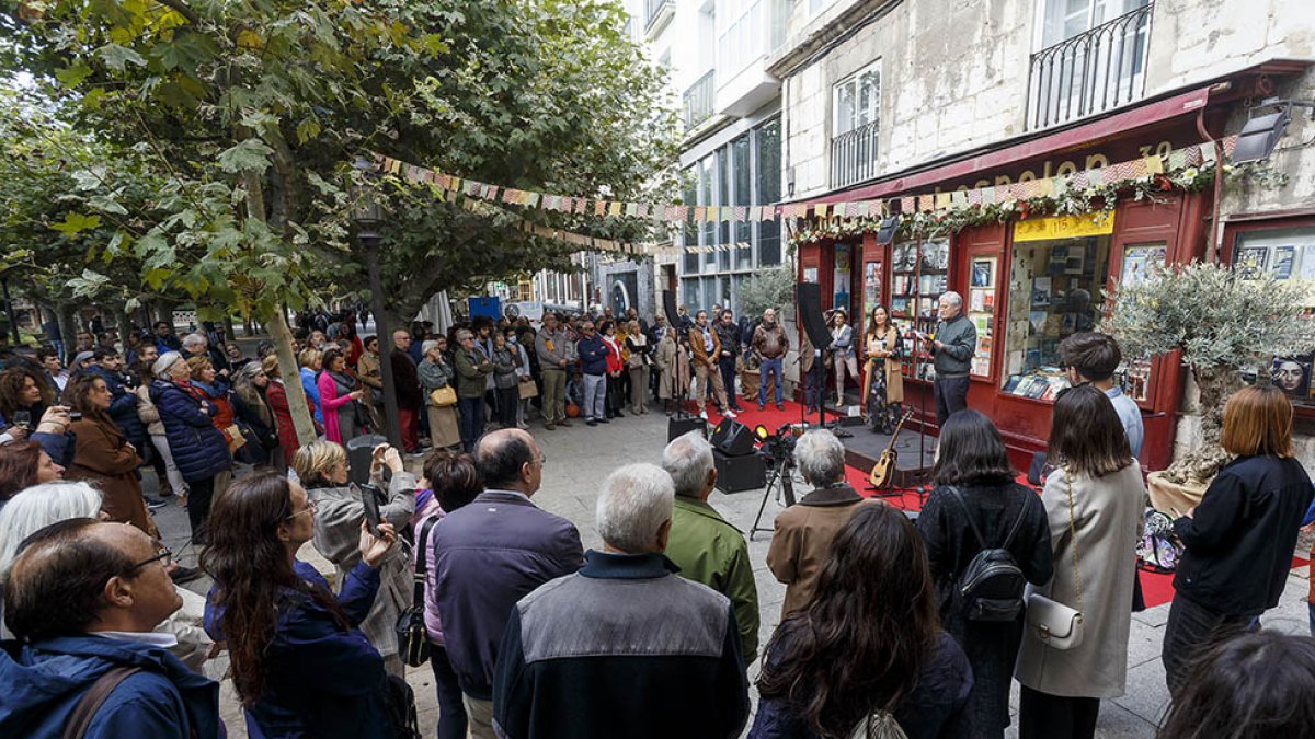 Varias decenas de personas se acercaron para celebrar el cumpleaños de la céntrica librería. SANTI OTERO