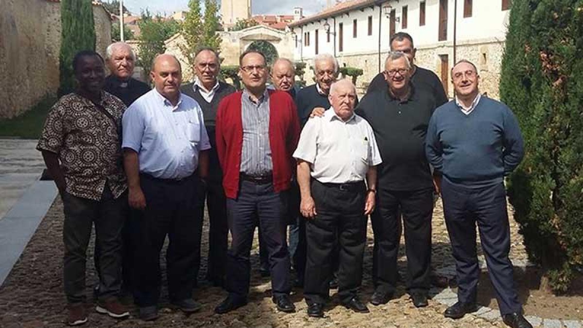 Julio Alonso (en el centro, de rojo) junto a varios sacerdotes del arciprestazgo de Merindades.-ARCHIDIÓCESIS BURGOS