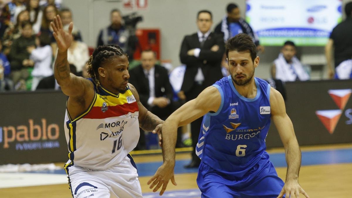 Fitipaldo supera por velocidad a Albicy en un lance del partido del pasado sábado con el Andorra.-SANTI OTERO