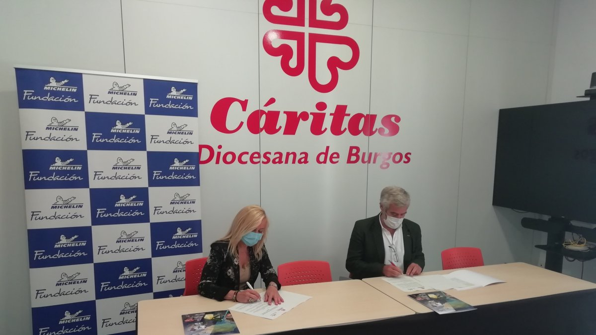 Mónica Rius Aymamí, directora de la Fundación Michelín y Jorge Simón, director de Cáritas de Burgos firmando el convenio.