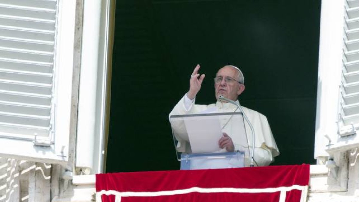 El papa Francisco, en la misa dominical, desde San Pedro de El Vaticano.-AP