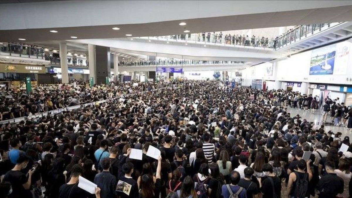 Miles de manifestantes abarrotan el aeropuerto de Hong Kong, este lunes.-VINCENT THIAN (AP)