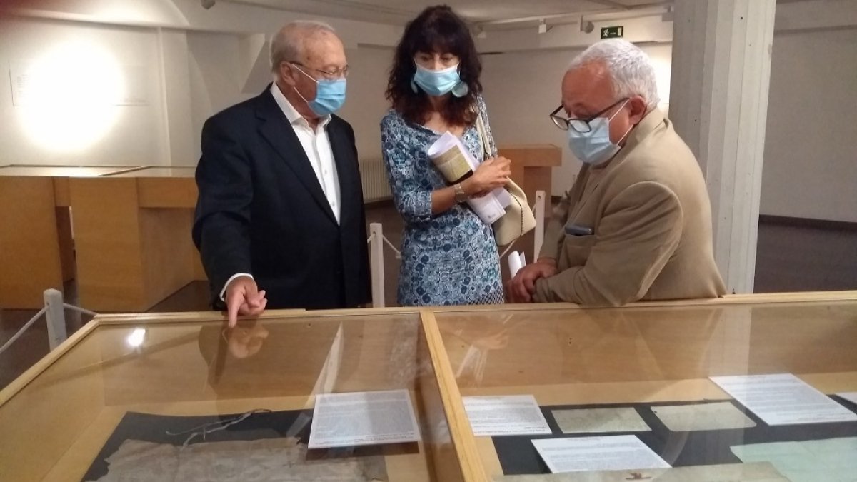 José Ruiz Asencio, Ana Redondo y Gonzalo Santonja, ayer, en la inauguración de la muestra. ILCYL