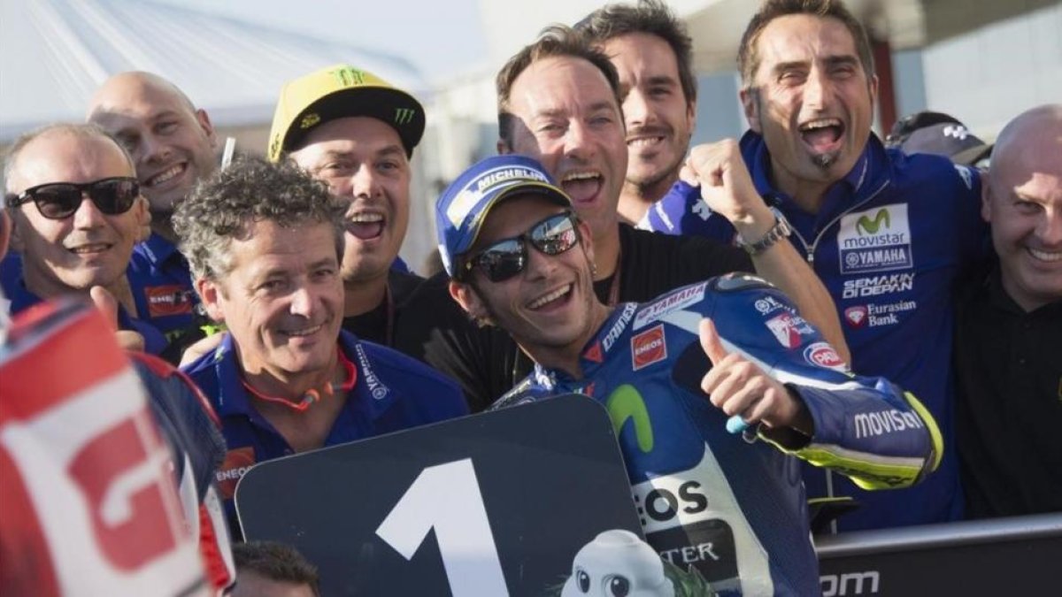 Valentino Rossi celebra la 'pole' con todo su equipo.-RAFFAELLA GIANOLLA