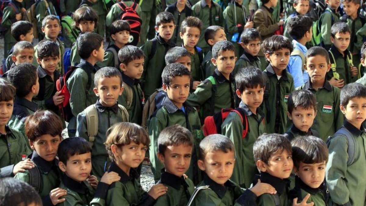 Estudiantes de un colegio público de Saná ayer domingo en el inicio del año escolar en Yemen.-EFE / YAHYA ARHAB