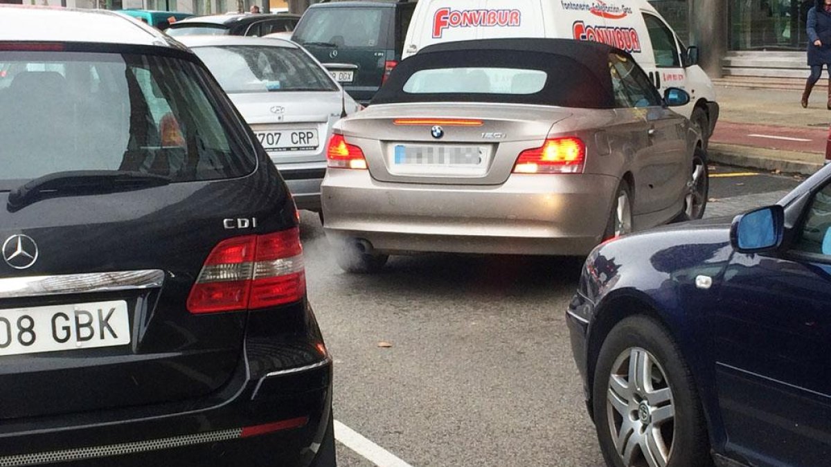 El tráfico en las ciudades es una de las principales fuentes de contaminación.-ISRAEL L. MURILLO