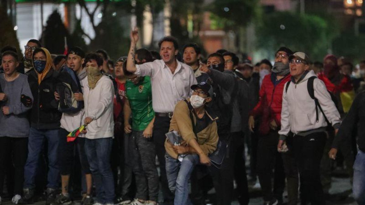 Adeptos a Carlos Mesa fueron registrados este lunes al enfrentarse con la policía en La Paz.-EFE