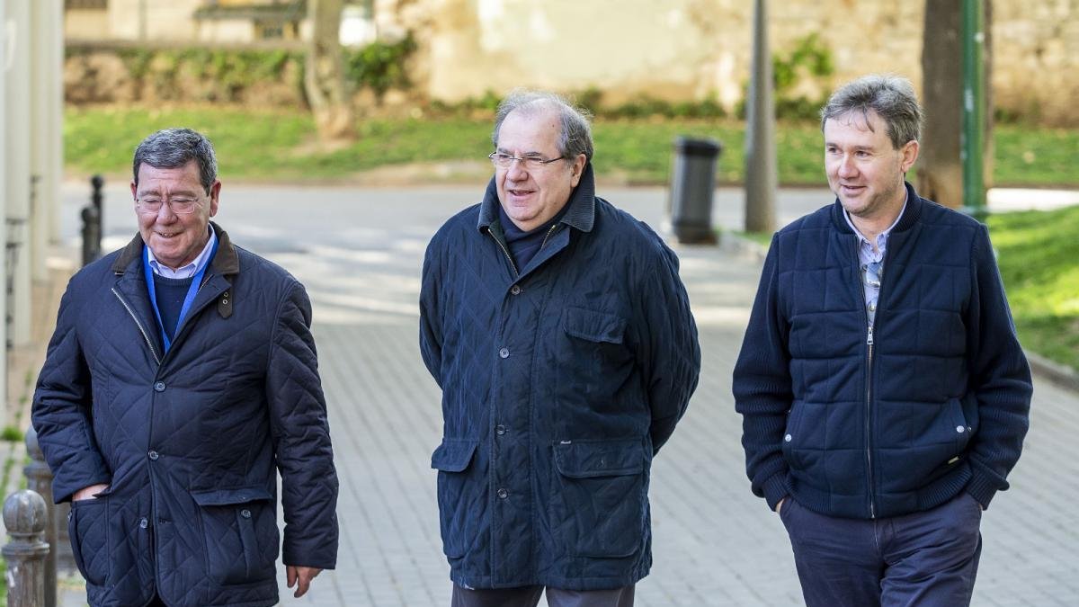 César Rico, Juan Vicente Herrera y Javier Lacalle se dirigen al colegio electoral para ejercer el voto.-SANTI OTERO