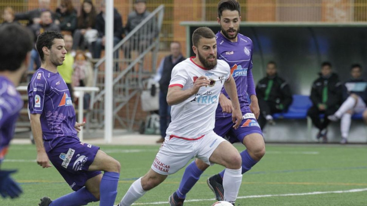 Viti conduce un balón en el choque de ayer en San Amaro ante el Cristo Atlético.-SANTI OTERO