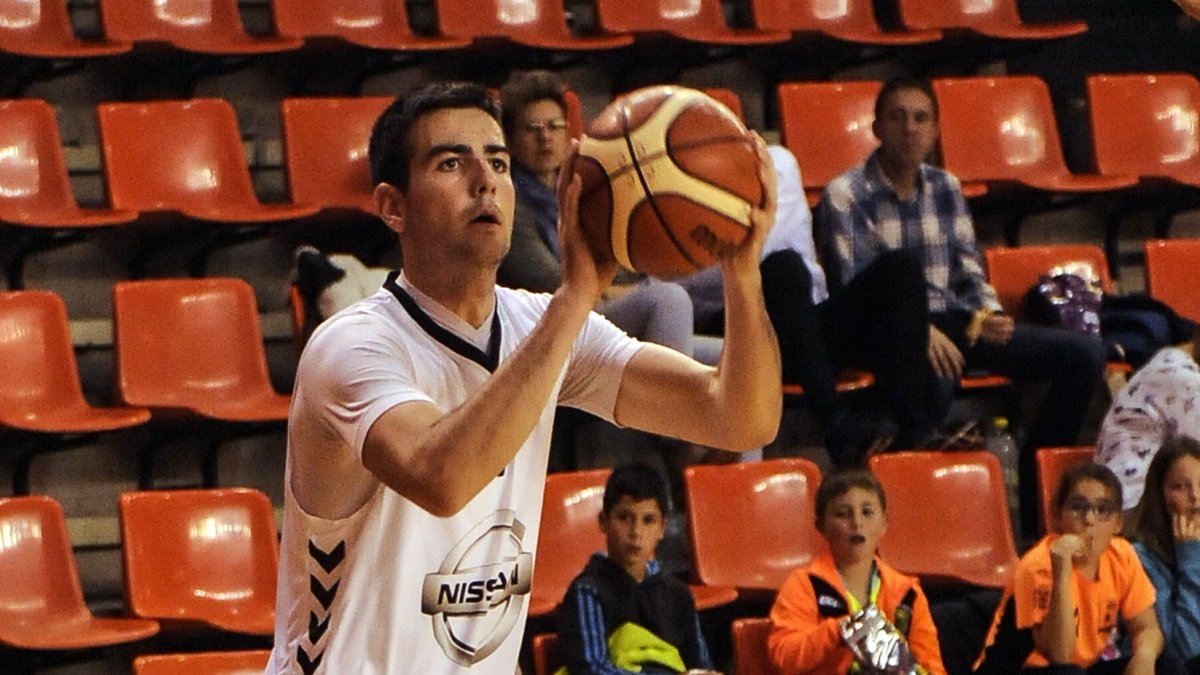 Alberto Alonso lanza a canasta / MARÍA GONZÁLEZ