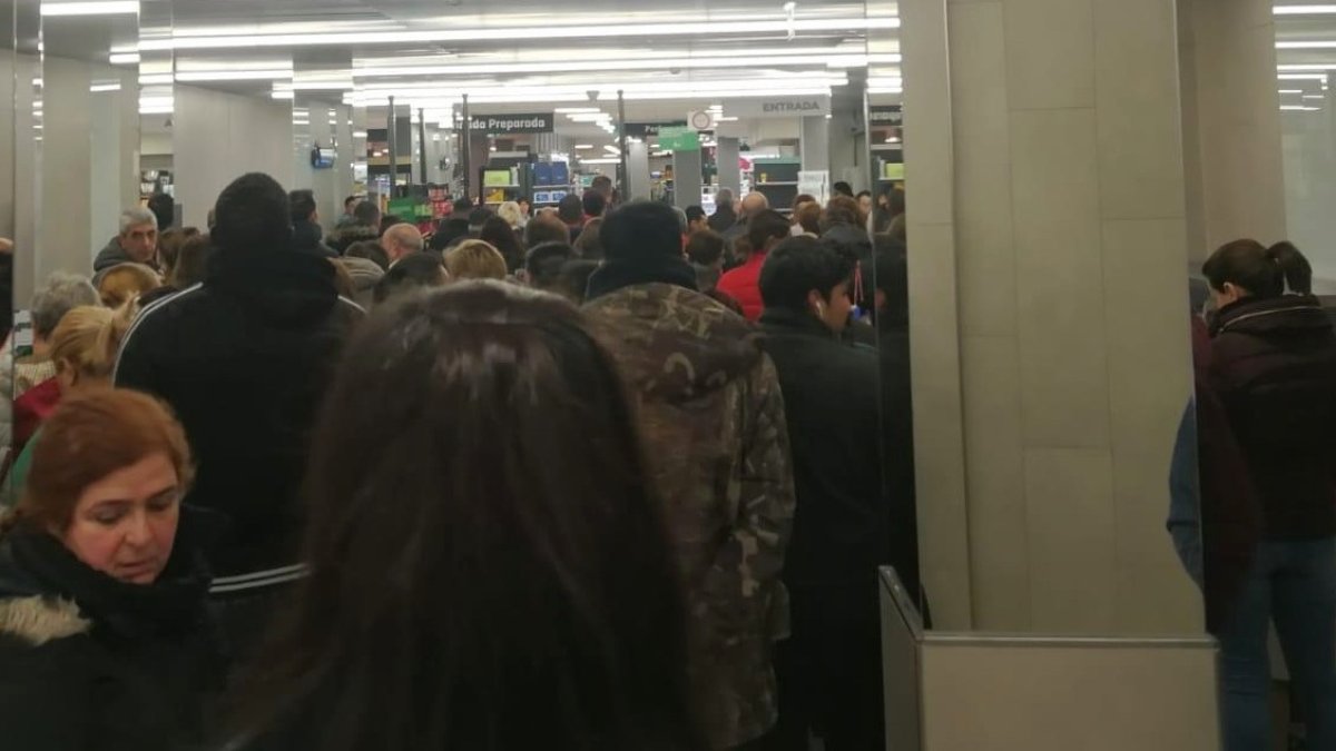 Un supermercado de Aranda esta mañana, con las cajas repletas. L. VELÁZQUEZ