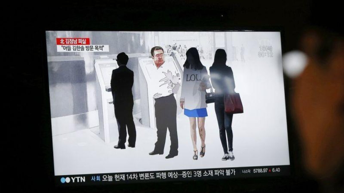 Un ciudadano surcoreano observa un informativo en la televisión que trata sobre la muerte de Kim Jong-nam.-JEON HEON-KYUN / EFE