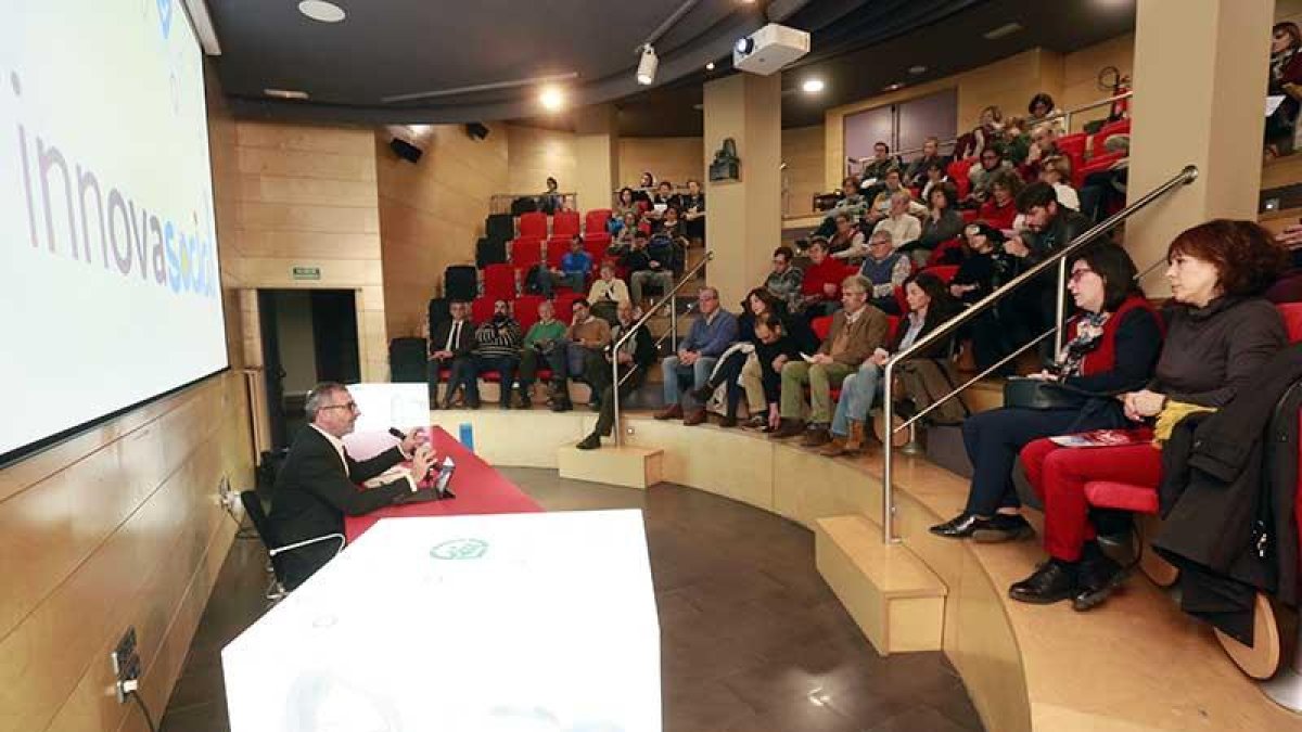 Sebastián Mora, en un momento de la charla en la que analizó «el mundo fracturado», en el salón de actos del Foro Solidario.-RAÚL G. OCHOA