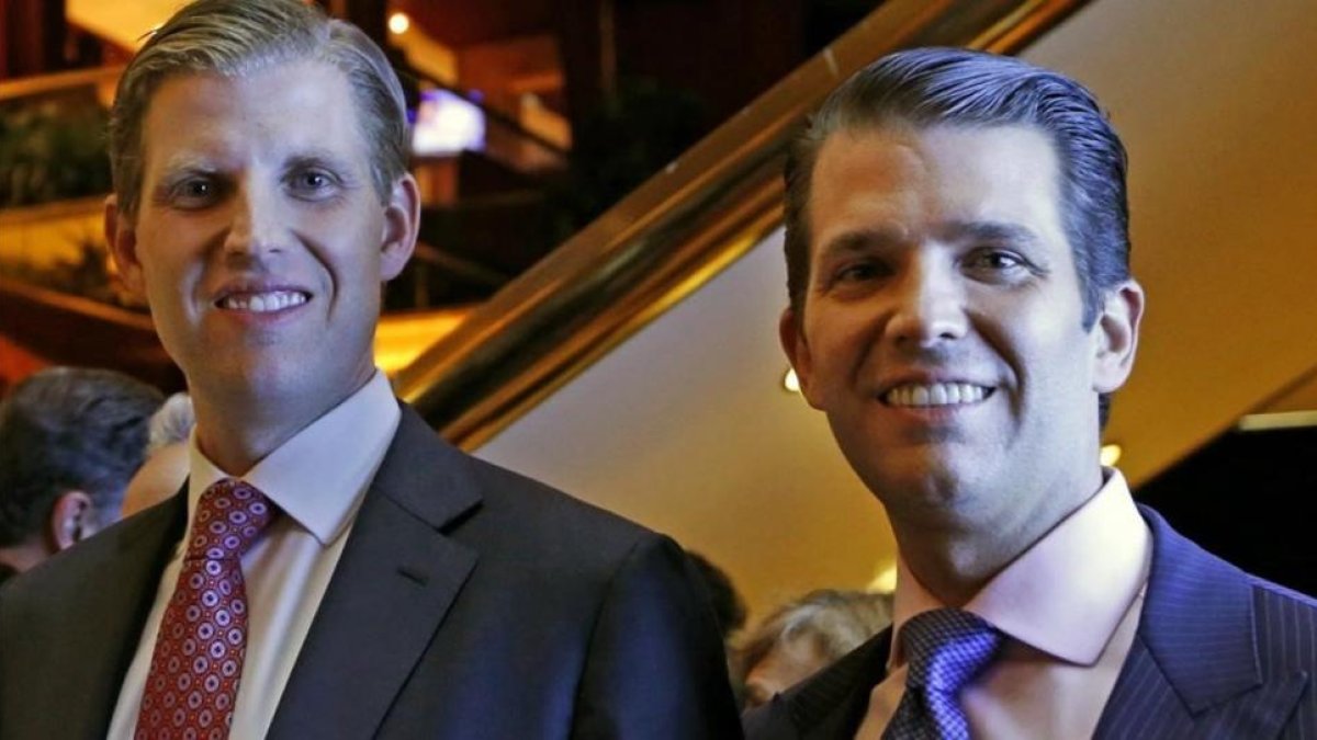Eric Trump (izquierda) y Donald Trump Jr, vicepresidentes ejecutivos de la Trump Organization, posan para una foto en un evento de Scion Hotels, división de los hoteles de Trump, el 5 de junio en Nueva York.-AP / KATHY WILLENS