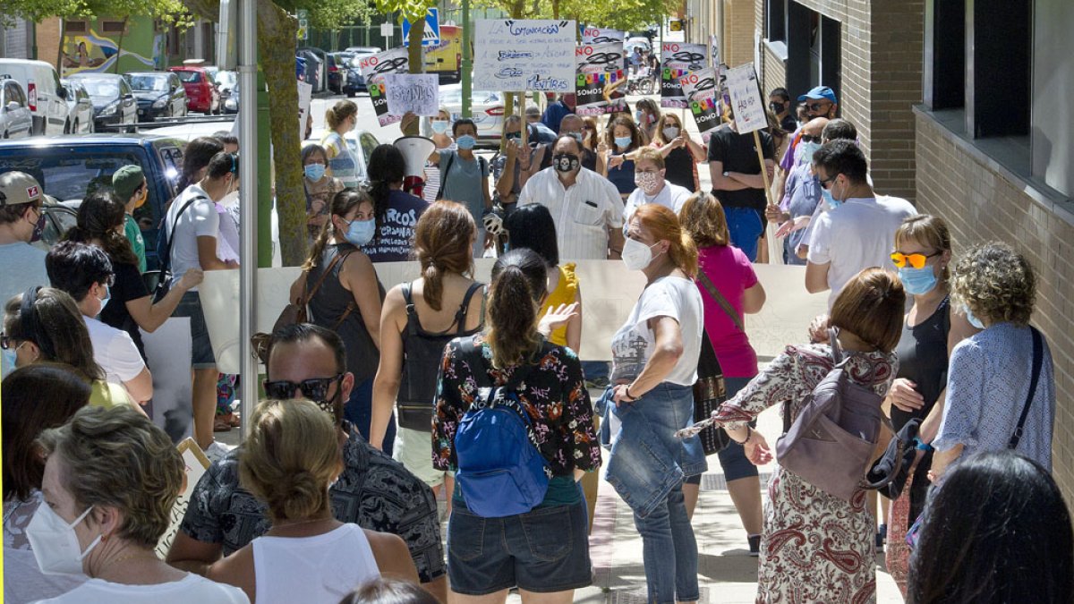 Medio centenar de trabajadores se concentraron ayer frente al centro de Fuentecillas. ISRAEL L. MURILLO