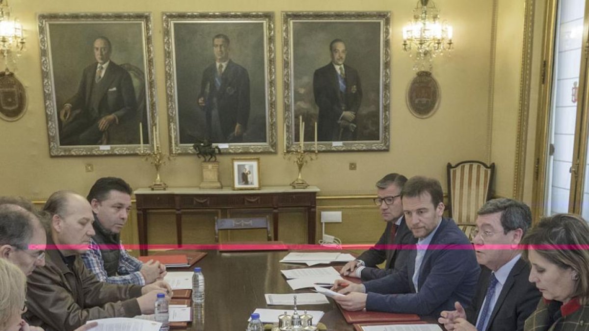 Un momento de la reunión mantenida ayer, por la Mesa de Diálogo Social.-S. O.