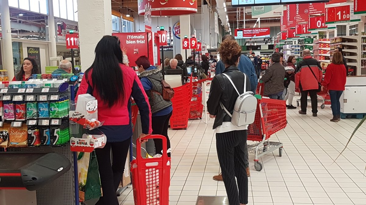 Supermercado en Aranda esta mediodía. L. V.