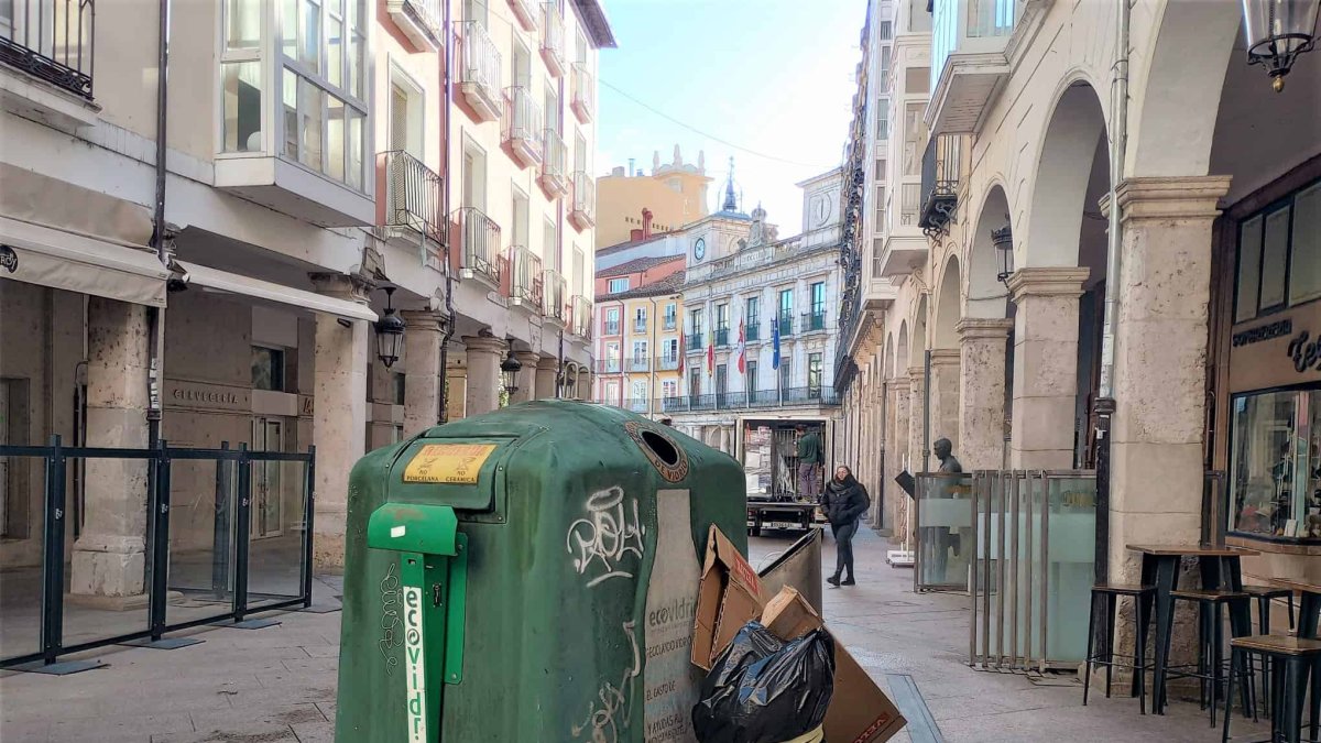 Contenedor de vidrio, instalado junto a un soterrado, que está precintado en la calle Sombrerería.