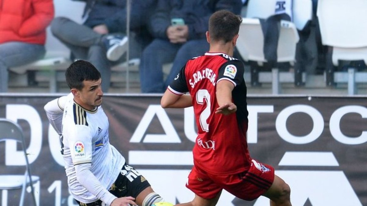 Matos recorta ante Carreira en el Burgos-Mirandés del pasado curso. LALIGA
